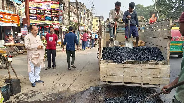 शिकायतों के बीच Madhyamgram मेयर ने सोडेपुर रोड पर गड्ढे भरे शिकायतों के बीच Madhyamgram मेयर ने सोडेपुर रोड पर गड्ढे भरे