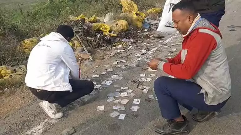 नदिया में सड़क किनारे Voter Card के बोरे मिले, जिससे हंगामा मच गया। नदिया में सड़क किनारे Voter Card के बोरे मिले, जिससे हंगामा मच गया।
