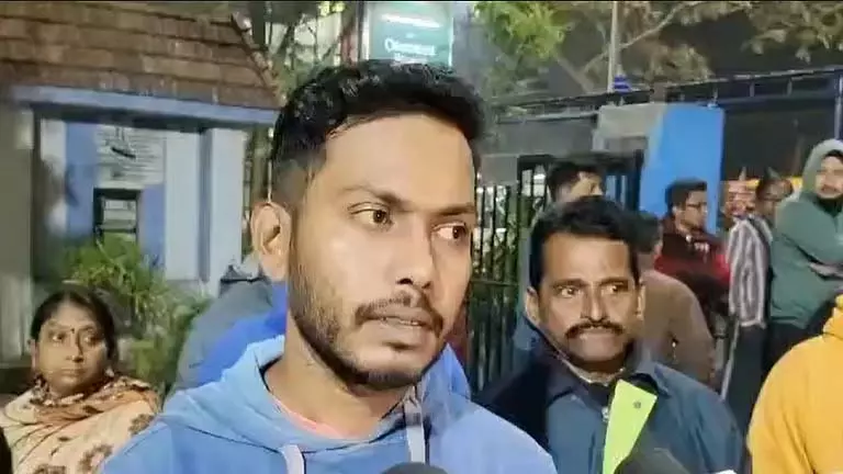 BLO के घर पर ईंट फेंकने, दरवाज़ा तोड़ने और आग लगाने की घटना से सदमा लगा BLO के घर पर ईंट फेंकने, दरवाज़ा तोड़ने और आग लगाने की घटना से सदमा लगा