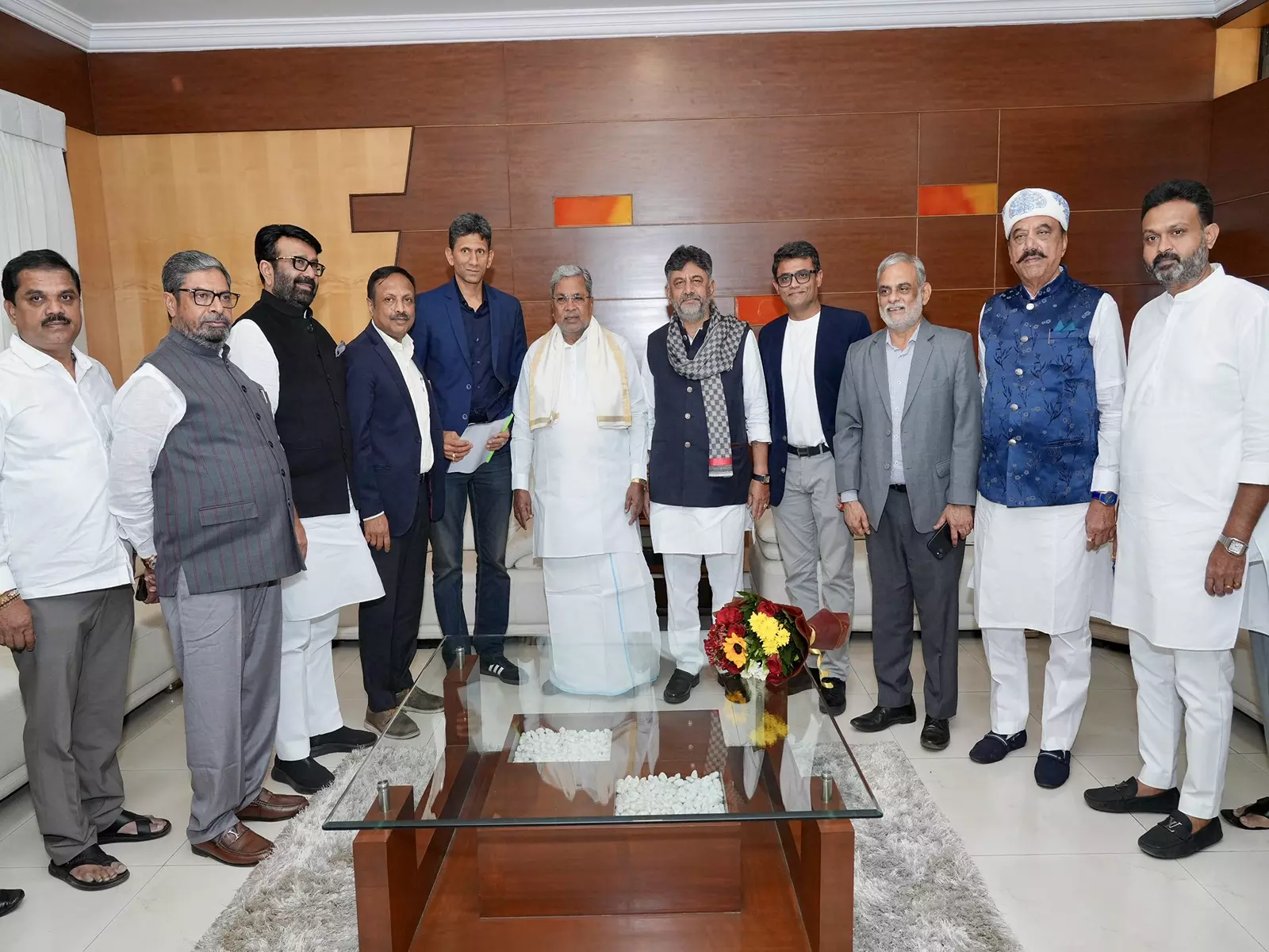 वेंकटेश प्रसाद ने कर्नाटक नेताओं से मुलाकात कर चिन्नास्वामी में क्रिकेट वापसी का संकल्प लिया वेंकटेश प्रसाद ने कर्नाटक नेताओं से मुलाकात कर चिन्नास्वामी में क्रिकेट वापसी का संकल्प लिया