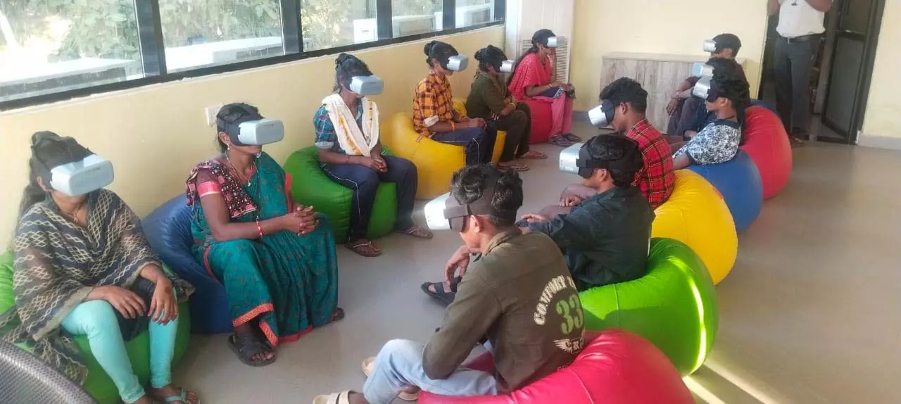 पुनर्वासित माओवादियों ने वर्चुअल रियालिटी में देखी सुनीता विलियम्स की प्रेरणादायी कहानी पुनर्वासित माओवादियों ने वर्चुअल रियालिटी में देखी सुनीता विलियम्स की प्रेरणादायी कहानी