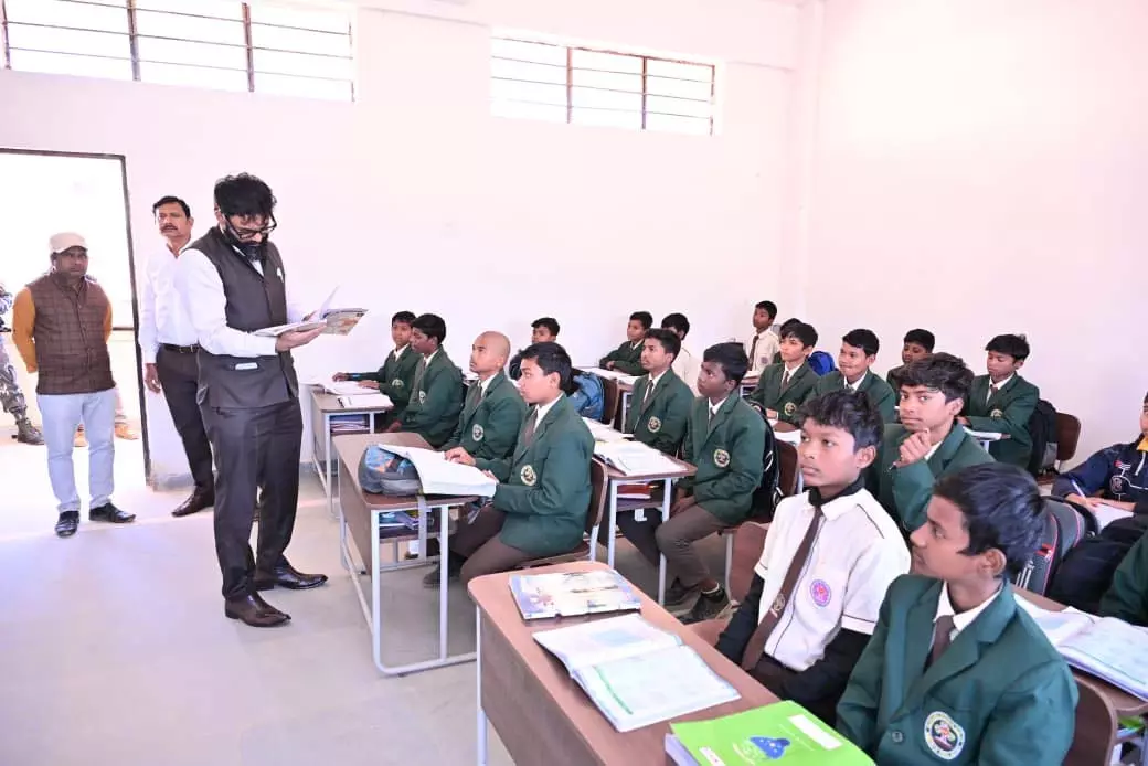 कलेक्टर व्यास ने बच्चों को पढ़ाया इतिहास के पानीपत युद्ध का पाठ कलेक्टर व्यास ने बच्चों को पढ़ाया इतिहास के पानीपत युद्ध का पाठ