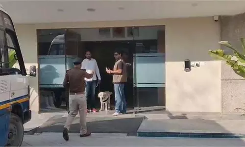 Gurgaon: स्कूल को बम से उड़ाने की मिली धमकी, सर्च ऑपरेशन जारी Gurgaon: स्कूल को बम से उड़ाने की मिली धमकी, सर्च ऑपरेशन जारी