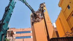 Dilapidated buildings पर बनी अवैध मंजिलों की जांच के आदेश दिए गए