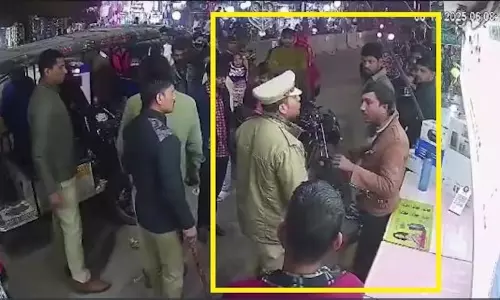 थप्पड़ कांड का वीडियो वायरल, चौकी प्रभारी सस्पेंड थप्पड़ कांड का वीडियो वायरल, चौकी प्रभारी सस्पेंड
