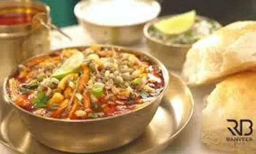 Misal Pav Recipe: ब्रेकफास्ट के लिए परफेक्ट है चटपटा मिसल पाव Misal Pav Recipe: ब्रेकफास्ट के लिए परफेक्ट है चटपटा मिसल पाव