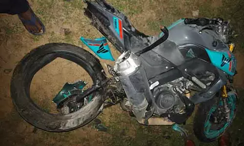 Tamil Nadu : पटरी पार करने की कोशिश कर रहे एक दोपहिया वाहन को ट्रेन ने टक्कर मार दी Tamil Nadu : पटरी पार करने की कोशिश कर रहे एक दोपहिया वाहन को ट्रेन ने टक्कर मार दी