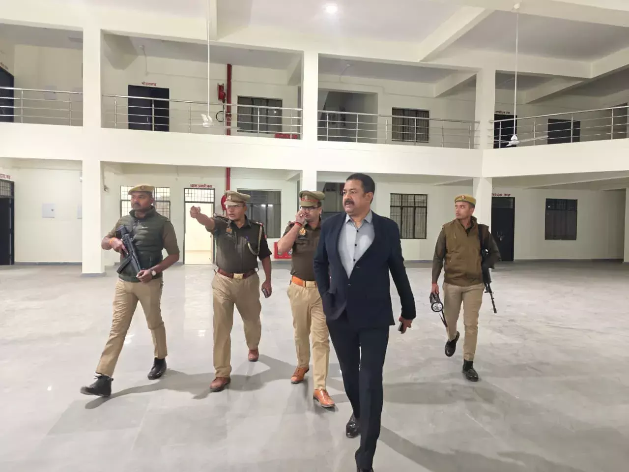 Kaushambi: नवनिर्मित संदीपन घाट थाना में एसपी ने किया निरीक्षण Kaushambi: नवनिर्मित संदीपन घाट थाना में एसपी ने किया निरीक्षण