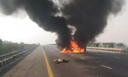 कार सवार 5 लोग जिंदा जल गए, मंजर देखकर लोगों की रूह कांप गई, VIDEO