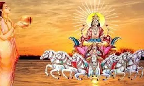 Dhanu Sankranti 2025: धनु संक्रांति पर घर में किस दिशा में दीपक जलाएं और कौन से मंत्र का करें जाप