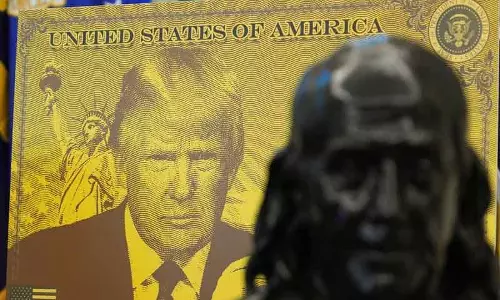 Trump ने गोल्ड कार्ड लॉन्च किया, वीज़ा प्रक्रिया तेज़ करने के लिए भारी फीस ली Trump ने गोल्ड कार्ड लॉन्च किया, वीज़ा प्रक्रिया तेज़ करने के लिए भारी फीस ली