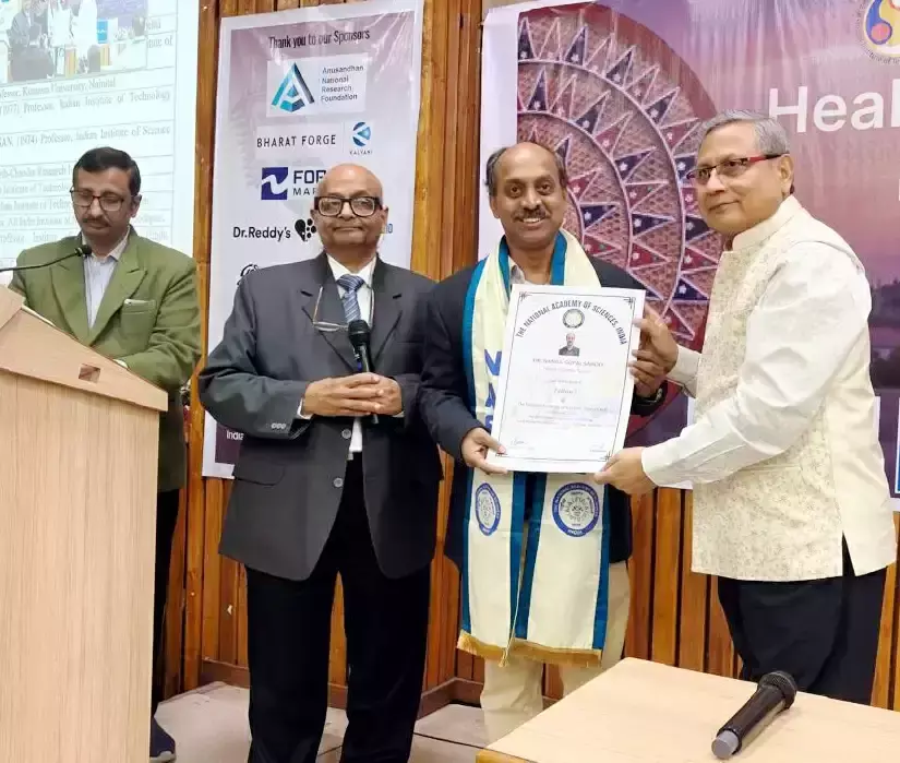 Nainital: कुमाऊं विश्वविद्यालय के प्रो. साहू को एफएनएएससी उपाधि प्रदान Nainital: कुमाऊं विश्वविद्यालय के प्रो. साहू को एफएनएएससी उपाधि प्रदान
