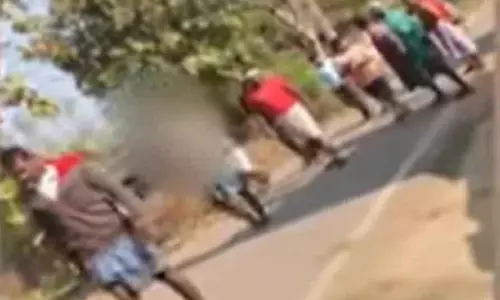 Odisha : कालाहांडी में एक बुजुर्ग व्यक्ति का सिर मुंडवाकर चप्पलों की माला पहनाकर घुमाया गया