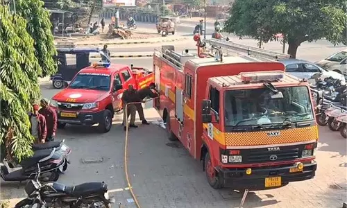 Punjab: GST ऑफिस में भीषण आग लगने से मची भगदड़ Punjab: GST ऑफिस में भीषण आग लगने से मची भगदड़
