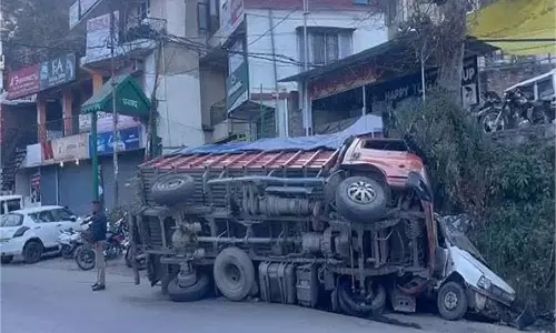 Himachal: खड़ी कारों पर पलटा राशन से भरा ट्रक Himachal: खड़ी कारों पर पलटा राशन से भरा ट्रक