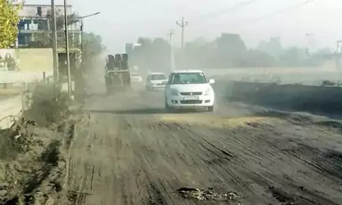 Nakodar-Jagraon सड़क पर राख से भरे गड्ढे खतरा पैदा कर रहे हैं Nakodar-Jagraon सड़क पर राख से भरे गड्ढे खतरा पैदा कर रहे हैं
