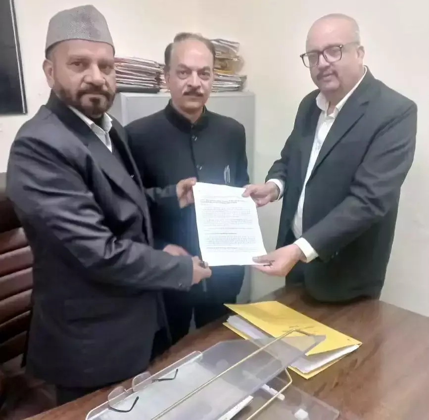 Nainital: प्रशासन को सौंपा गया तीन सूत्रीय मांगों का ज्ञापन Nainital: प्रशासन को सौंपा गया तीन सूत्रीय मांगों का ज्ञापन