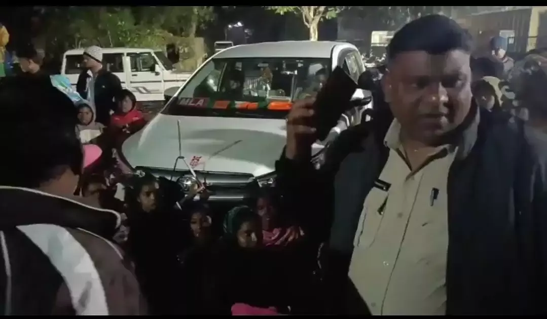 Asansol: रानीगंज तिराट ग्राम पंचायत में विधायक की गाड़ी पर रोक Asansol: रानीगंज तिराट ग्राम पंचायत में विधायक की गाड़ी पर रोक