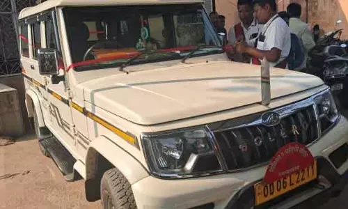 तहसीलदार पर कानूनी कार्रवाई होगी; वाहन सील किया गया।