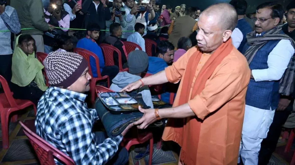 Gorakhpur: हर जरूरतमंद को शीतलहर से राहत देने को सरकार प्रतिबद्ध: योगी Gorakhpur: हर जरूरतमंद को शीतलहर से राहत देने को सरकार प्रतिबद्ध: योगी