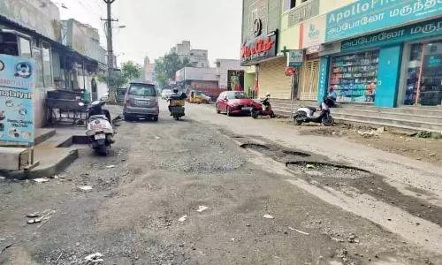 Chennai: मरम्मत के एक हफ़्ते के अंदर ही अय्यप्पंथंगल में ऑयल मिल्स रोड खराब हो गई Chennai: मरम्मत के एक हफ़्ते के अंदर ही अय्यप्पंथंगल में ऑयल मिल्स रोड खराब हो गई