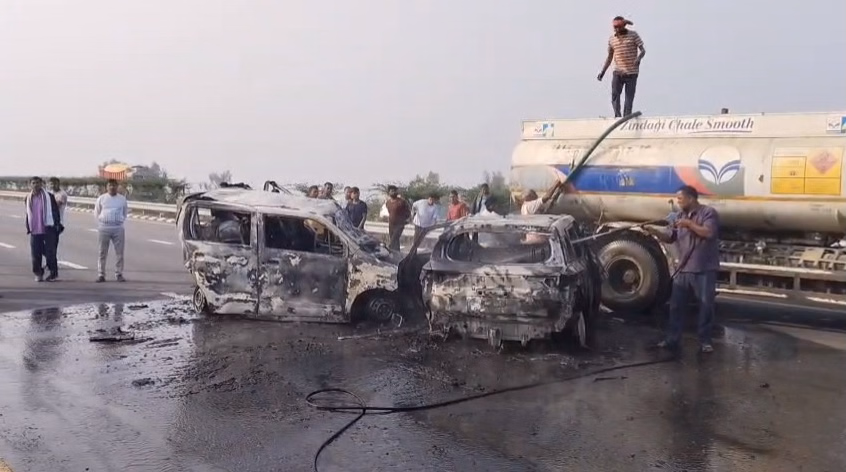 Barabanki: CNG टैंक में आग से पूर्वांचल एक्सप्रेस-वे पर पूरा परिवार झुलसा Barabanki: CNG टैंक में आग से पूर्वांचल एक्सप्रेस-वे पर पूरा परिवार झुलसा