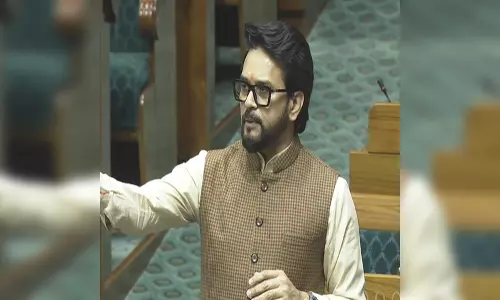भाजपा सांसद ने सांसद पर ई-सिगरेट पीने का लगाया आरोप, लोकसभा में हंगामा भाजपा सांसद ने सांसद पर ई-सिगरेट पीने का लगाया आरोप, लोकसभा में हंगामा