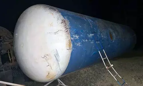 कालाहांडी में LPG टैंकर पलटा, ड्राइवर गंभीर रूप से घायल कालाहांडी में LPG टैंकर पलटा, ड्राइवर गंभीर रूप से घायल