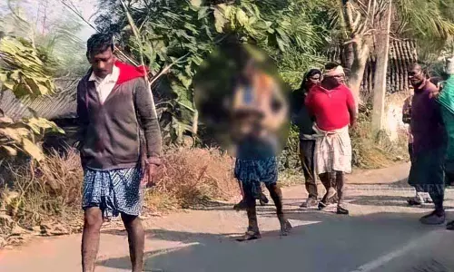 Kalahandi में महिला से दुर्व्यवहार करने पर बुजुर्ग व्यक्ति का सिर मुंडवाकर चप्पलों की माला पहनाकर घुमाया गया Kalahandi में महिला से दुर्व्यवहार करने पर बुजुर्ग व्यक्ति का सिर मुंडवाकर चप्पलों की माला पहनाकर घुमाया गया