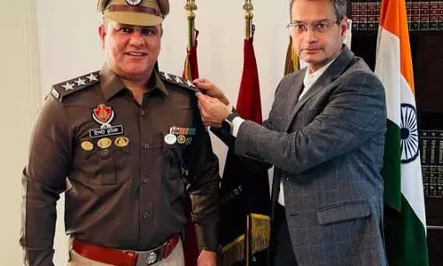 DGP ने नए प्रमोट हुए डीएसपी बींत जुनेजा को स्टार लगाए DGP ने नए प्रमोट हुए डीएसपी बींत जुनेजा को स्टार लगाए