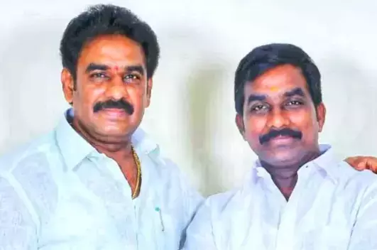 Telangana : पिनेल्ली रामकृष्ण रेड्डी और उनके भाई ने माचेरला कोर्ट के सामने सरेंडर किया Telangana : पिनेल्ली रामकृष्ण रेड्डी और उनके भाई ने माचेरला कोर्ट के सामने सरेंडर किया