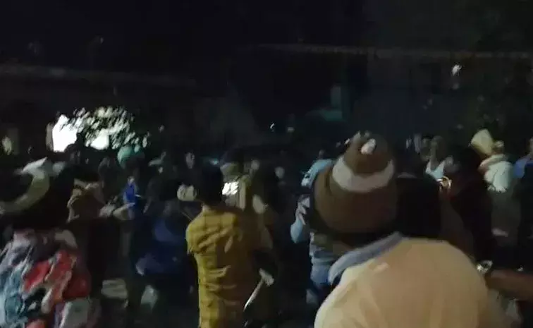 नलगोंडा में झड़पें हुईं कांग्रेस समर्थकों के कथित हमले में चार BRS नेता घायल नलगोंडा में झड़पें हुईं कांग्रेस समर्थकों के कथित हमले में चार BRS नेता घायल