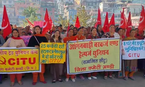 Mandi में सैकड़ों आंगनवाड़ी, मिड-डे मील कर्मचारियों ने विरोध प्रदर्शन किया