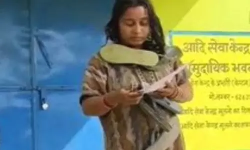 महिला को भीड़ ने जूते की माला पहनाई, रायगढ़ का वीडियो वायरल