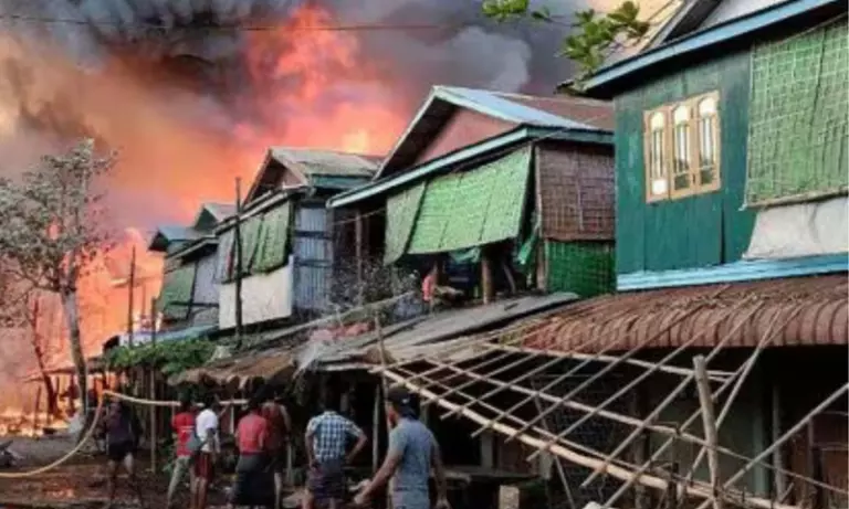Myanmar सेना के म्राउक-यू अस्पताल पर हवाई हमले में कम से कम 31 लोग मारे गए Myanmar सेना के म्राउक-यू अस्पताल पर हवाई हमले में कम से कम 31 लोग मारे गए