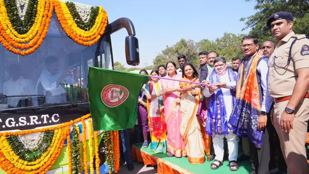 Telangana : पोनम ने 67 इलेक्ट्रिक बसों को हरी झंडी दिखाई