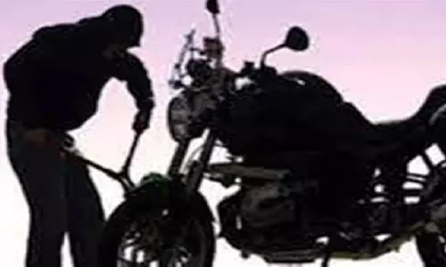 Farrukhabad: पुलिस की अनदेखी, बैंक के बाहर से बाइक चोरी