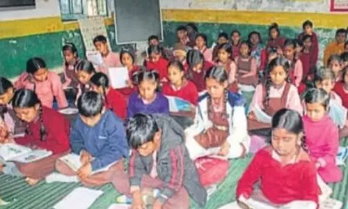 Bareilly: बेसिक स्कूलों में परीक्षा का अनोखा तरीका, छात्र बैठे दरी पर Bareilly: बेसिक स्कूलों में परीक्षा का अनोखा तरीका, छात्र बैठे दरी पर