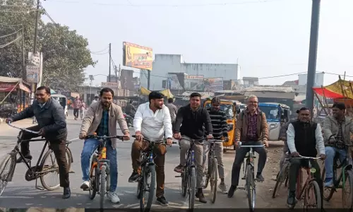 Bareilly: ऑनलाइन उपस्थिति व्यवस्था पर सचिवों का विरोध प्रदर्शन Bareilly: ऑनलाइन उपस्थिति व्यवस्था पर सचिवों का विरोध प्रदर्शन