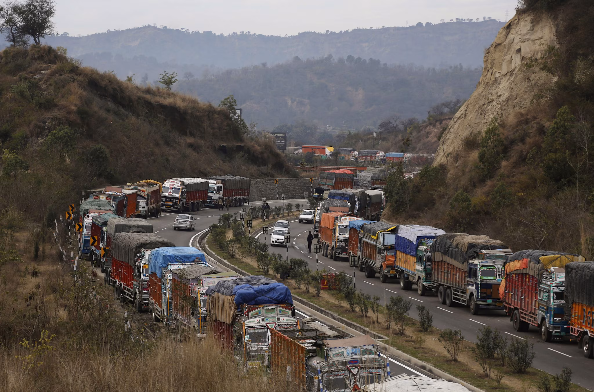 Jammu: यातायात के लिए खुला जम्मू-श्रीनगर राष्ट्रीय राजमार्ग Jammu: यातायात के लिए खुला जम्मू-श्रीनगर राष्ट्रीय राजमार्ग