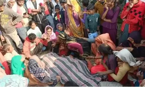 डीसीएम की टक्कर से दो सगी बहनें और चचेरे भाई की मौत, ग्रामीण ने किया प्रदर्शन डीसीएम की टक्कर से दो सगी बहनें और चचेरे भाई की मौत, ग्रामीण ने किया प्रदर्शन