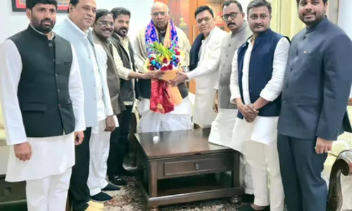 Telangana के मुख्यमंत्री ने खड़गे, प्रियंका गांधी से की मुलाकात Telangana के मुख्यमंत्री ने खड़गे, प्रियंका गांधी से की मुलाकात