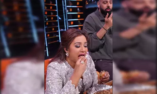 श्रेया घोषाल और बादशाह की समोसा बैटल : इंडियन आइडल 16 के सेट पर दिखा जजों का मजेदार अंदाज श्रेया घोषाल और बादशाह की समोसा बैटल : इंडियन आइडल 16 के सेट पर दिखा जजों का मजेदार अंदाज
