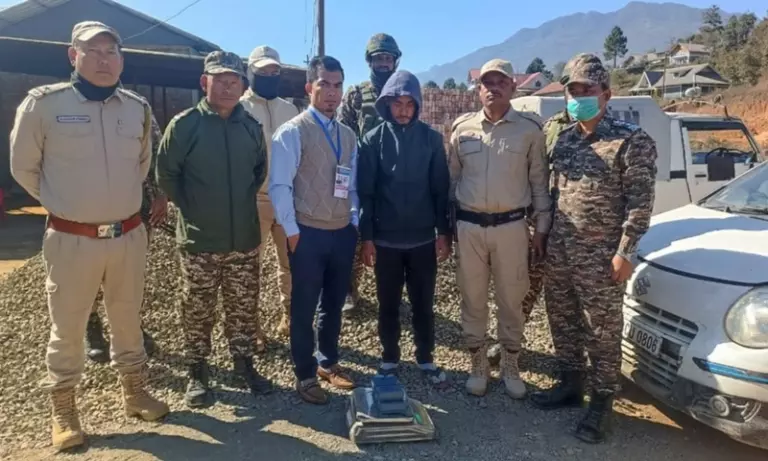 Manipur: 1.96 लाख रुपये की ब्राउन शुगर के साथ अंतर-राज्यीय ड्रग तस्कर गिरफ्तार Manipur: 1.96 लाख रुपये की ब्राउन शुगर के साथ अंतर-राज्यीय ड्रग तस्कर गिरफ्तार
