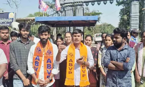 काकतिया यूनिवर्सिटी को 1000 करोड़ रुपये दिए जाएं: ABVP का विरोध प्रदर्शन