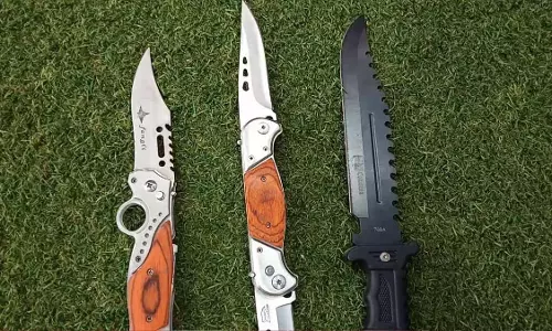 संतोषी नगर में युवक चाकू लहराते पकड़ाया संतोषी नगर में युवक चाकू लहराते पकड़ाया