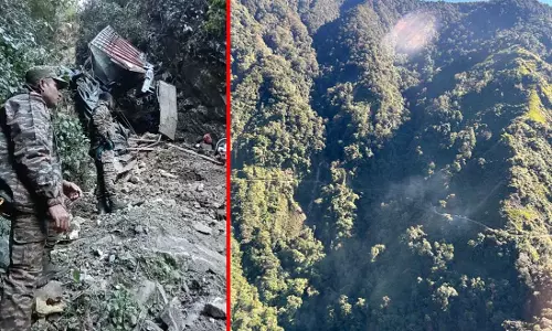 खाई में गिरा ट्रक, कई मजदूर लापता, सेना ने संभाला मोर्चा, VIDEO