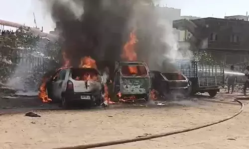 Rahmath Nagar SPR हिल्स ग्राउंड में भीषण आग, कारें और ऑटो जलकर खाक