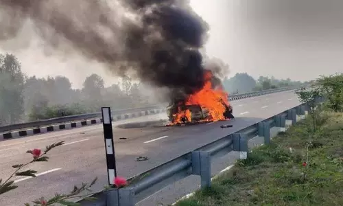 UP में जानलेवा सड़क हादसा: कार टक्कर में एक ही परिवार के पांच लोगों की मौत UP में जानलेवा सड़क हादसा: कार टक्कर में एक ही परिवार के पांच लोगों की मौत