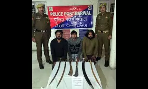 Narwal से धारदार हथियारों के साथ तीन लोग गिरफ्तार